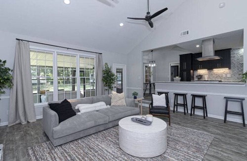 Columbus House | 4 Bedroom Retreat — Close to Ft Benning: Modern, Cozy, and Mins to Everything!