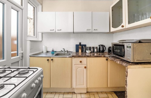 Bowes House | 4 Bedroomed Home with 2 Baths & Free Parking
