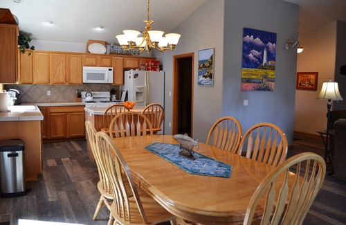 Sunset Beach House | 4 Bedrooms Near Beach in Park Like Setting Perfect for Family