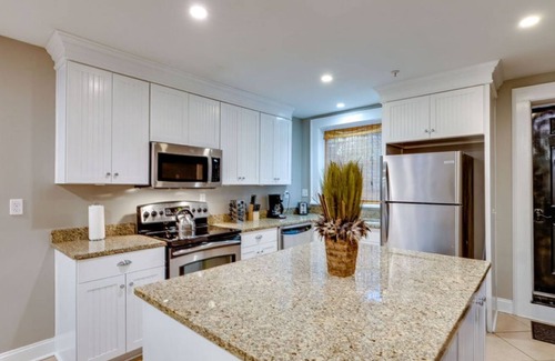 Historic District - North Apartment | 4 BR Beauty blocks from the River