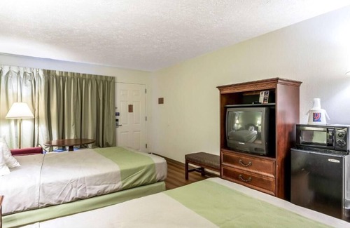 Edgewood Hotel | 4 Budget Edgewood Rooms w/Grab-and-Go Breakfast & Nearby Dining Options