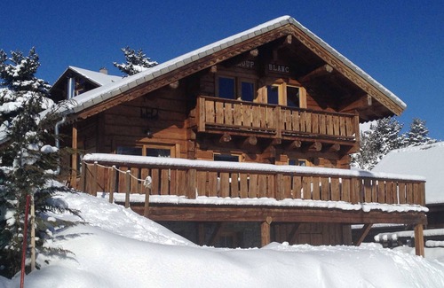 La Joue du Loup Ski Chalet | 4 * charming chalet on the slopes 14 people SPA