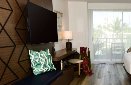 Lihue Hotel | 4 Comfortable Rooms w/Ocean View! Steps Away from Kalapaki Beach! Outdoor Pool!