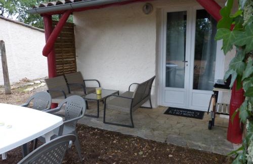 Saint-Aubin-de-Nabirat House | 4-Gîte 4 personnes avec piscine