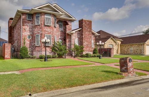 Algiers House | 4 Mi to Bourbon St Spacious Retreat with Wet Bar!