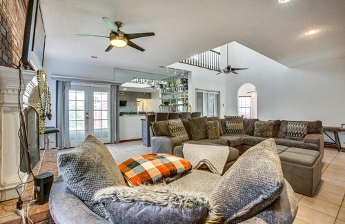 Algiers House | 4 Mi to Bourbon St Spacious Retreat with Wet Bar!