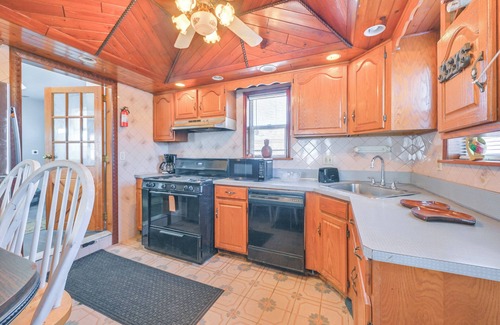 West Babylon House | 4 Mi to LIRR Station: 'Nice Home' in West Babylon!