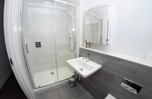 Mortehoe Apartment | 4 Middlecombe - Luxury Apartment at Byron Woolacombe, only 4 minute walk to Woolacombe Beach!