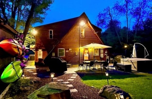 White Haven Ski Chalet | 4 Miles to Ski Resort💥By the Lake💥Hot Tub💥Fast Wi-Fi💥Piano💥Dogs Stay FREE