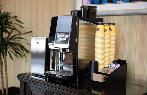 Redding House | 4 Spacious Units! Outdoor Pool, FREE Parking, Pets Allowed, Near Sundial Bridge!