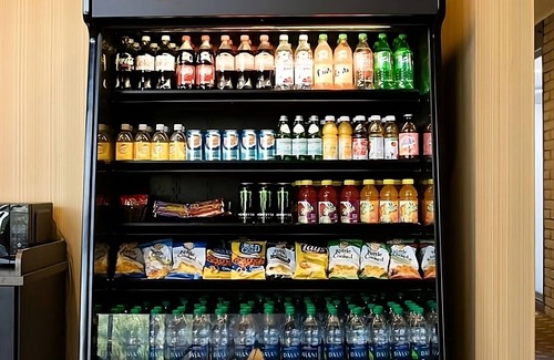 Redding House | 4 Spacious Units! Outdoor Pool, FREE Parking, Pets Allowed, Near Sundial Bridge!