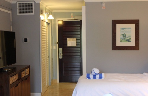 Hanamaulu Resort | 4 Star Beachfront Resort. AC. Lanai. Restaurant. Pool. Gym. Spa.