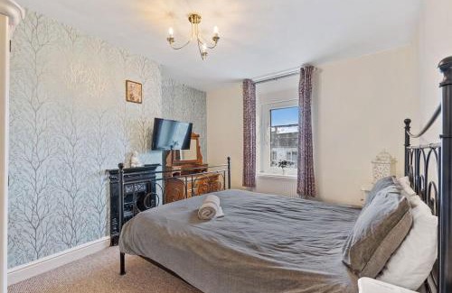 Kettering House | 4 to 5 bedroom house near Burton Latimer, Isham and Welly