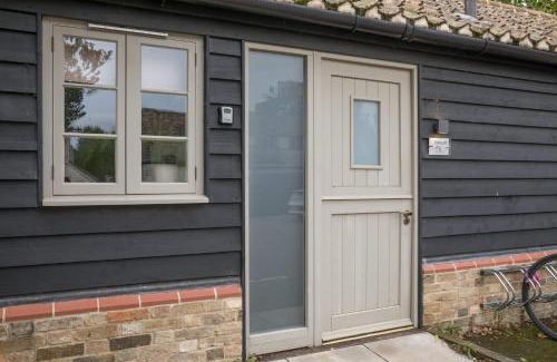 Cambridge Ski Chalet | 4 x Newly refurbished private access rooms with ensuites - restaurant on-site