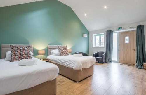 Cambridge Ski Chalet | 4 x Newly refurbished private access rooms with ensuites - restaurant on-site