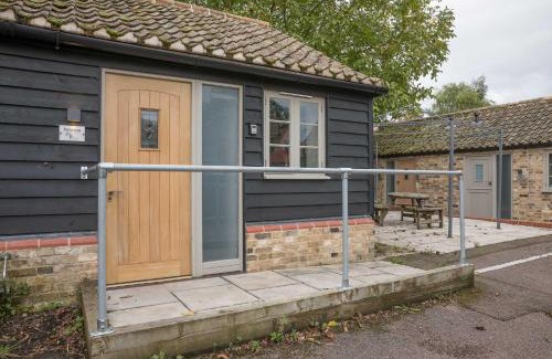 Cambridge Ski Chalet | 4 x Newly refurbished private access rooms with ensuites - restaurant on-site