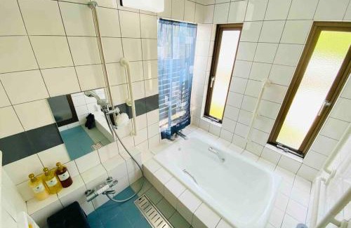 Matsuyama House | 48坪！道後温泉付近駐車場有り清潔さと設備の充実さが高評価 大切な家族仲間と広々とくつろげます