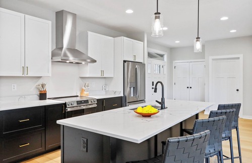 Mount Jackson House | 4BD Brand New - Modern & Spacious, Pet Friendly, Hot Tub, Mt View Retreat