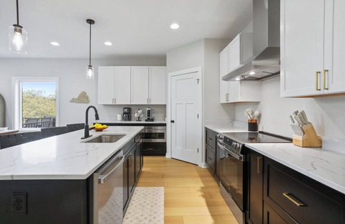 Mount Jackson House | 4BD Brand New - Modern & Spacious, Pet Friendly, Hot Tub, Mt View Retreat