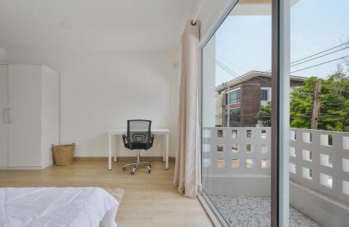 Bang Khen Apartment | 4BR Cozy House with Local Views and Cafes