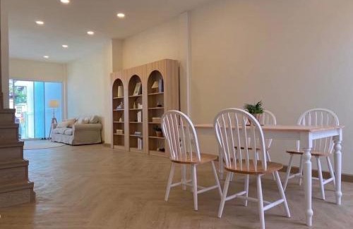 Bang Khen Apartment | 4BR Cozy House with Local Views and Cafes