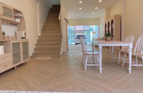 Bang Khen Apartment | 4BR Cozy House with Local Views and Cafes