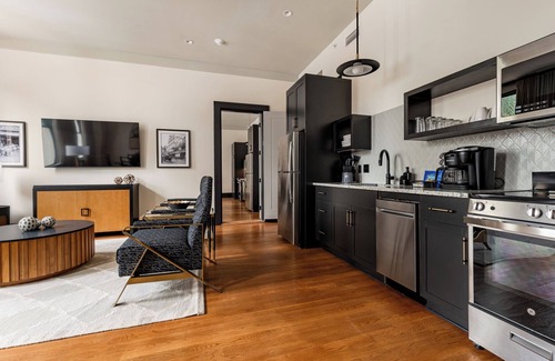 Central Business District Hotel | 4BR Group Getaway Walk to French Quarter | The Mayfair