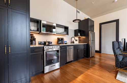 Central Business District Hotel | 4BR Group Getaway Walk to French Quarter | The Mayfair