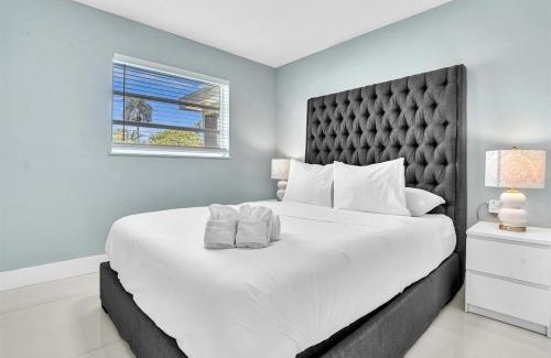 Hollywood Lakes Villa | 4BR Home Heated Pool And BBQ short drive Beach!