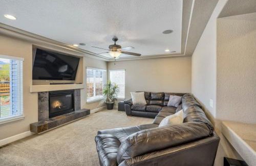 Peyton House | 4BR Hot Tub Pool Table, Ping Pong, Foosball!