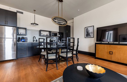 French Quarter Hotel | 4BR Large Space for 14 in Prime Location | The Mayfair