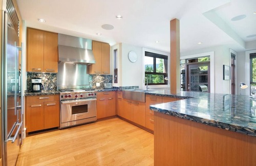 Whistler Villa | 4BR Luxury Chalet 2,655 Sq Ft w/Private HT &Garage