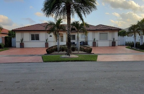 Miami Lakes House | 4BR Luxury Pool Home in Miami Lakes - Fully Equipped for Long Stays