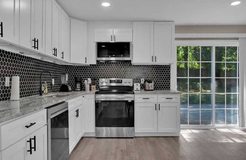 Newark House | 4BR Montrose Meadow Retreat｜Laundry Room｜Private Backyard｜High speed Wifi #42078