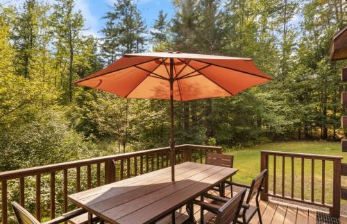 Bartlett House | 4BR Mountain retreat with Ski Base & BBQ