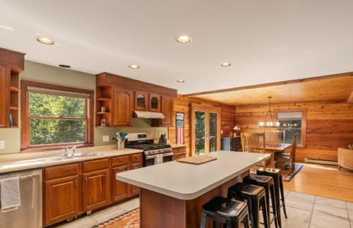 Bartlett House | 4BR Mountain retreat with Ski Base & BBQ