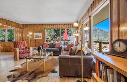 Cascade-Chipita Park Cabin | 4BR|Mountain Views|Hot Tub, Firepit|Hiking