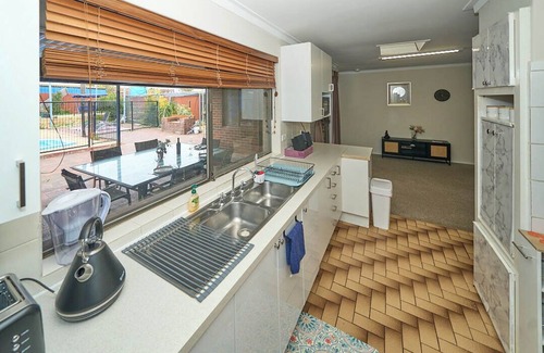 Girrawheen House | 4BR Pool House Close to Shops