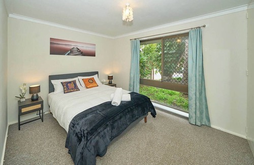 Girrawheen House | 4BR Pool House Close to Shops