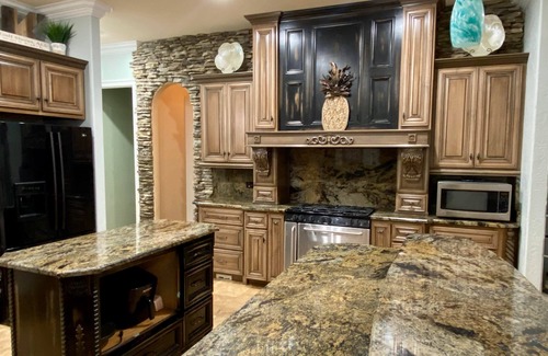 Oak House | 4BR~Private Pool and Hot Tub~5 miles to beach~1 mile to Sportsplex, Close to OWA