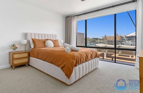 Wannanup House | 4BR Tranquil Luxury by the Canal in Wannanup