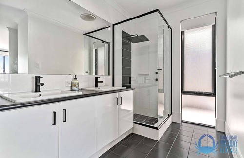 Wannanup House | 4BR Tranquil Luxury by the Canal in Wannanup