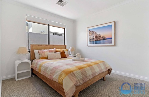 Wannanup House | 4BR Tranquil Luxury by the Canal in Wannanup