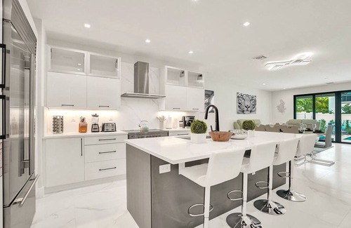 Colee Hammock House | 4BR w htd Pool Walk to Las Olas 5mins to Beach