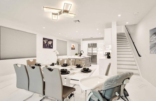 Colee Hammock House | 4BR w htd Pool Walk to Las Olas 5mins to Beach