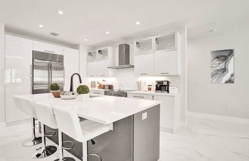 Colee Hammock House | 4BR w htd Pool Walk to Las Olas 5mins to Beach