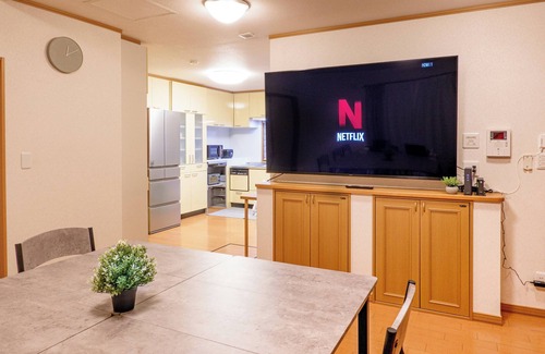 Asahikawa House | 4LDK, air conditioning in all bedrooms, maximum 17 people, easy access to Furano and Biei, 3 parking spaces, covered parking, jet bath and separate shower, 75" TV