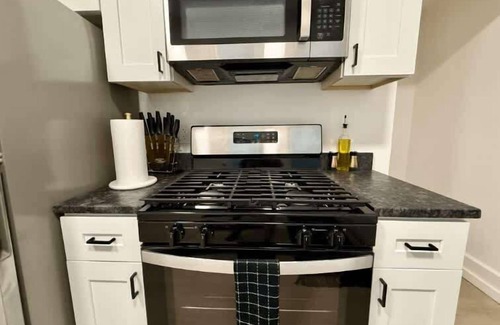 Victorian Village Apartment | 4th Ave RIGHT Master