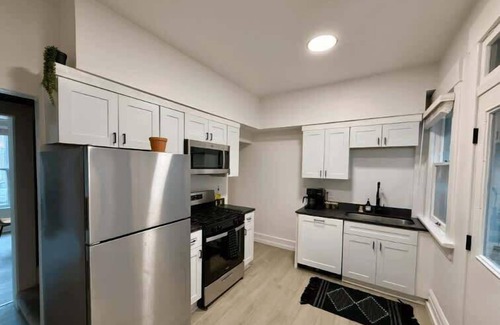 Victorian Village Apartment | 4th Ave RIGHT Master