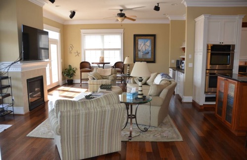 Heron Harbour Isle House | 5-6BR, 5BA in Bayside Retreat with Community Pools & Boat Slip